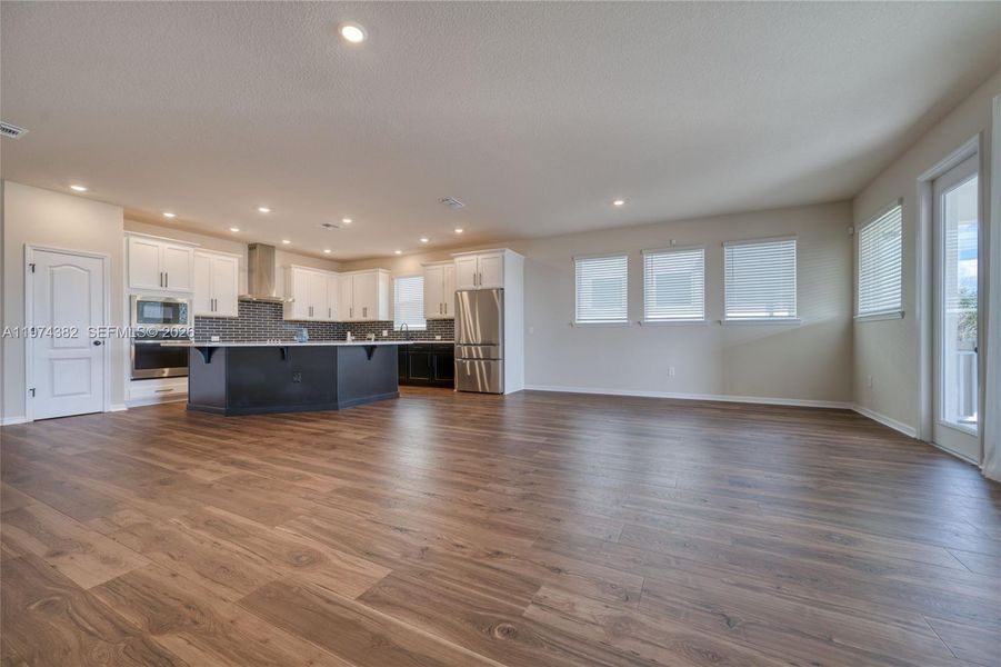 Spacious, unfurnished interior of a new home in , Clermont (Image 36).