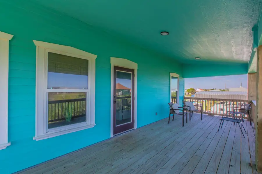 Exterior details and patio area of a home in , Bolivar Peninsula (Image 2).