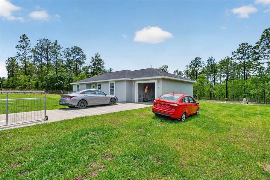 Exterior details and patio area of a home in , Dunnellon (Image 27).