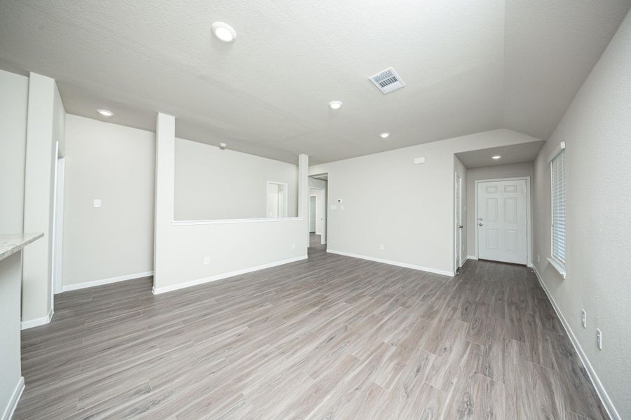 Spacious, unfurnished interior of a new home in Mackenzie Creek, Conroe (Image 10).