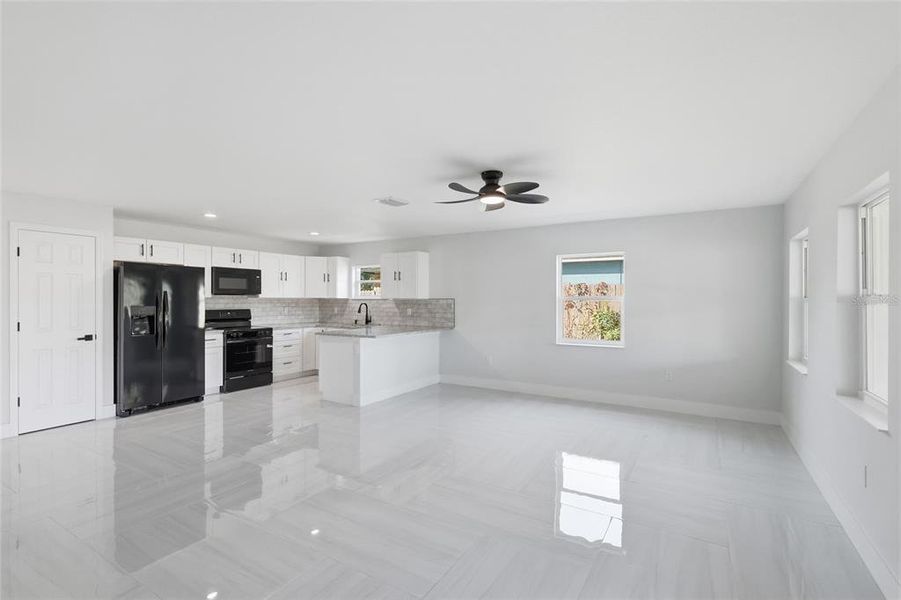 Spacious, unfurnished interior of a new home in , Palmetto (Image 15).