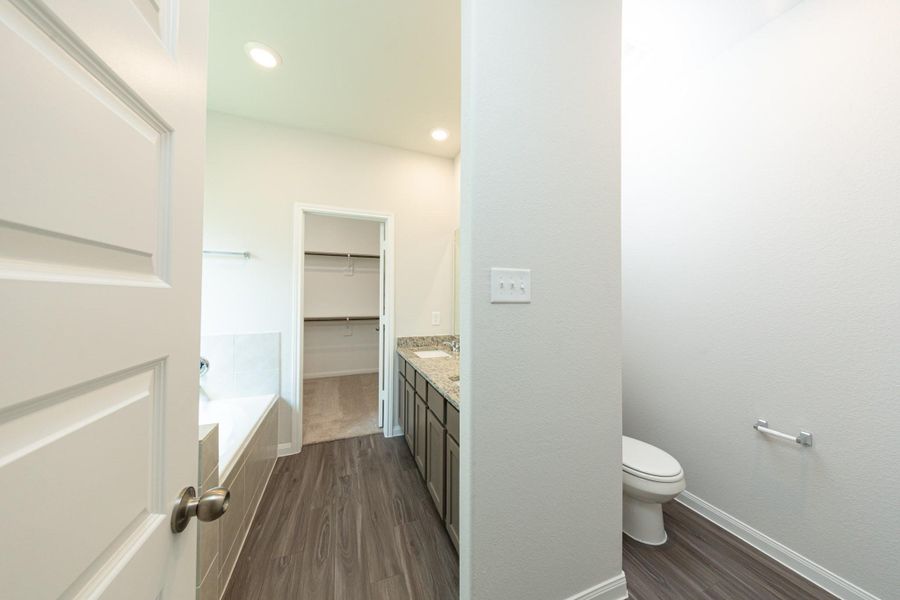 Spacious, unfurnished interior of a new home in River's Edge, Conroe (Image 11). Spacious, unfurnished interior of a new home in River's Edge, Conroe (Image 11).