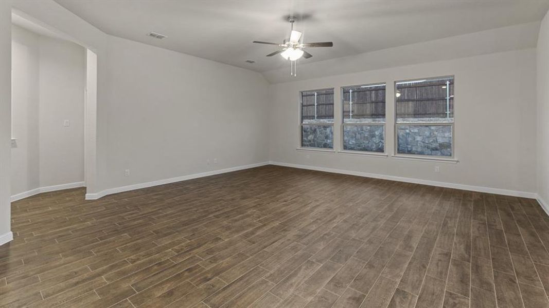 Spacious, unfurnished interior of a new home in Lakeview Pointe, Grand Prairie (Image 18).