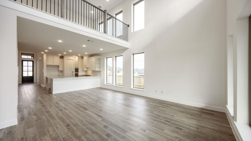 Spacious, unfurnished interior of a new home in Lariat 45', Liberty Hill (Image 12).