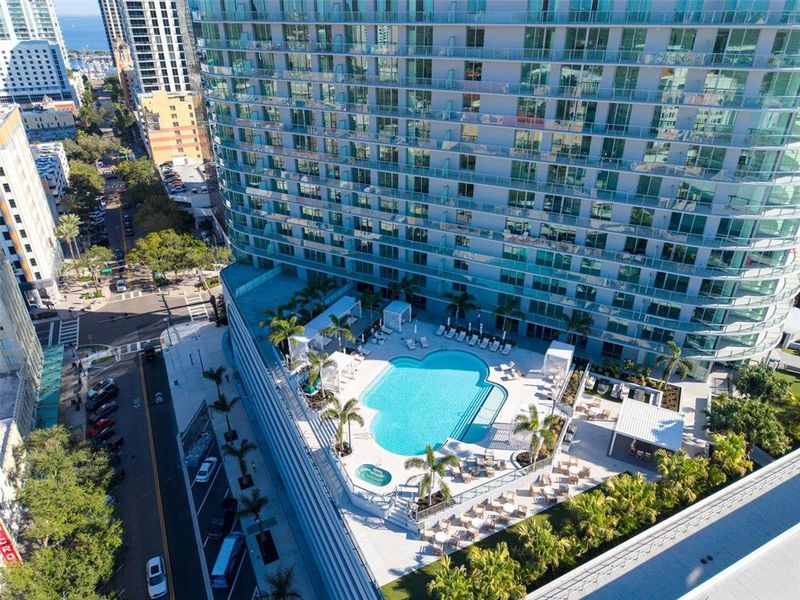 Condo located in St. Petersburg, FL showcasing its design and architecture (Image 37).