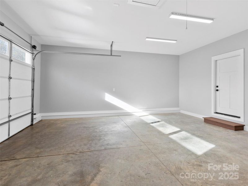 Spacious, unfurnished interior of a new home in , Mills River (Image 10).