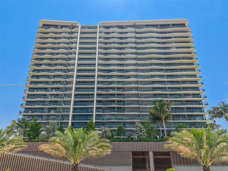 Condo located in Pompano Beach, FL showcasing its design and architecture (Image 3).