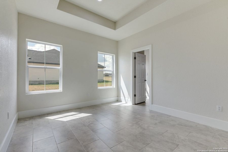 Spacious, unfurnished interior of a new home in , Atascosa (Image 28).