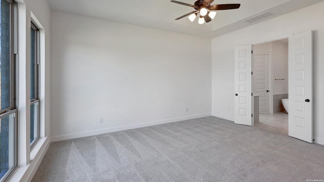Spacious, unfurnished interior of a new home in Ladera, San Antonio (Image 14).