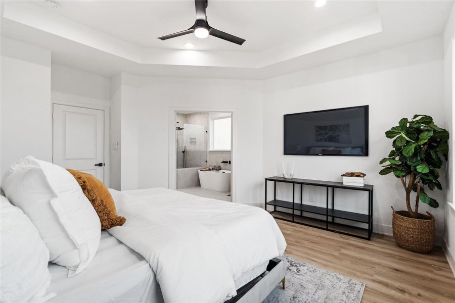 Ceiling height and symmetrydefine the primary suite, wheresimplicity and sophisticationmeet.