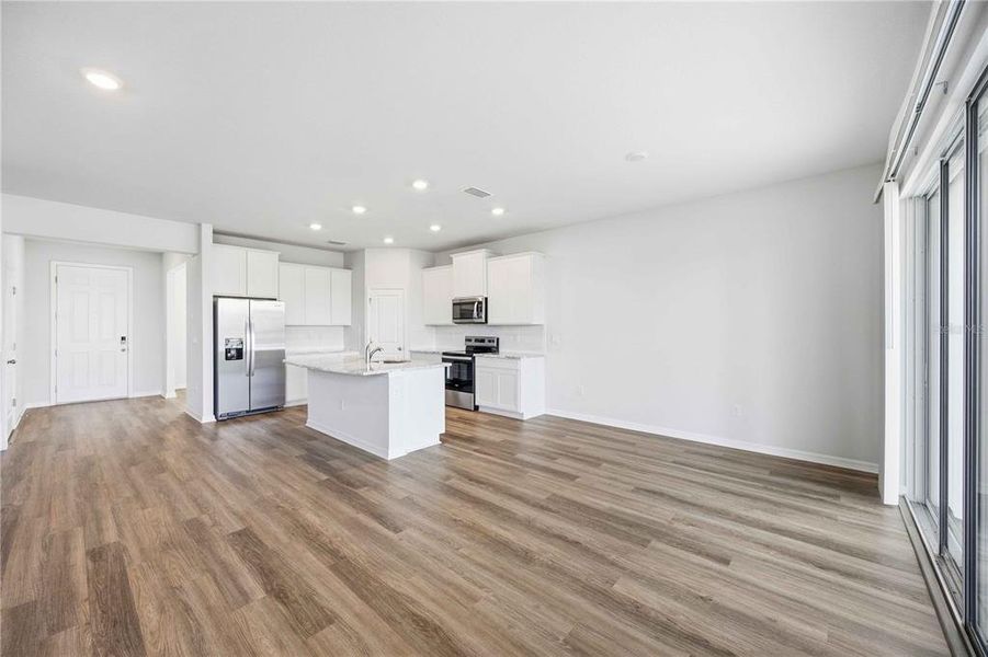 Spacious, unfurnished interior of a new home in Coddington, Bradenton (Image 46).