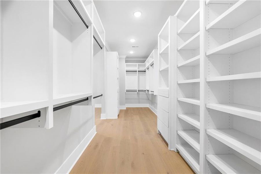 Spacious, unfurnished interior of a new home in , Brookhaven (Image 41).