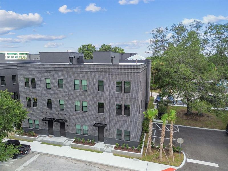 Condo located in Tampa, FL showcasing its design and architecture (Image 38).