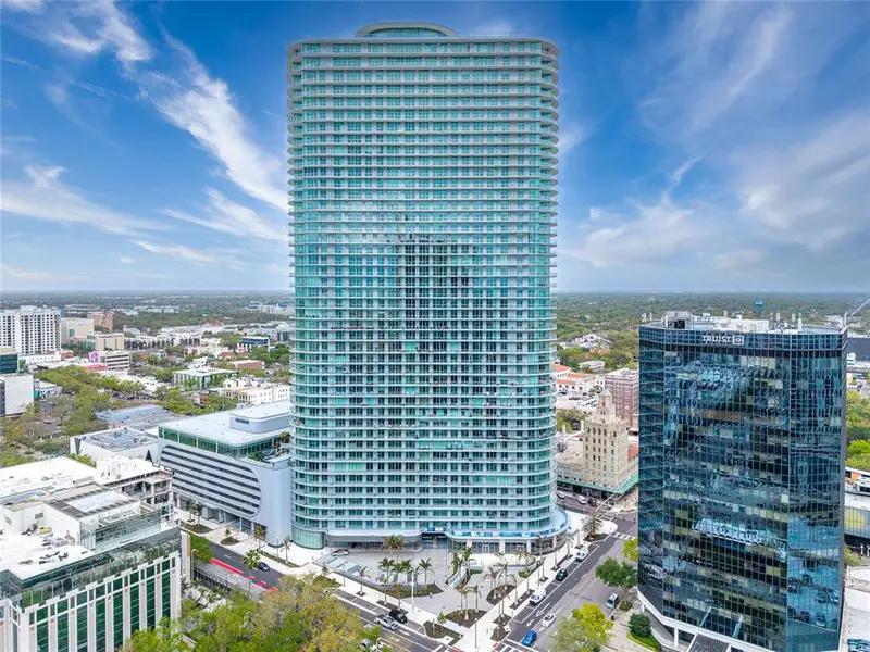 Condo located in St. Petersburg, FL showcasing its design and architecture (Image 3). Condo located in St. Petersburg, FL showcasing its design and architecture (Image 3).