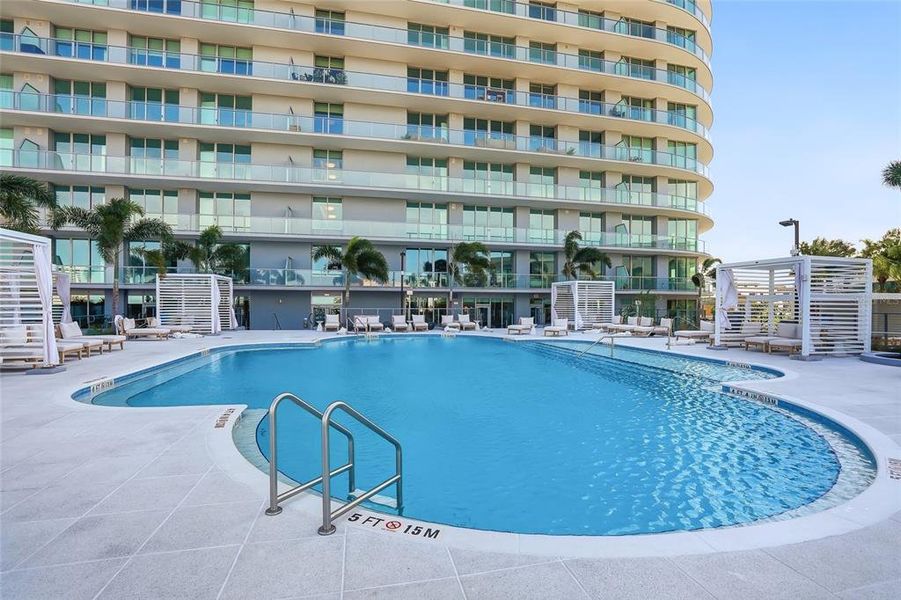 Condo located in St. Petersburg, FL showcasing its design and architecture (Image 24).