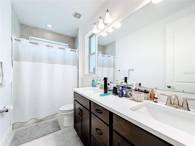 Furnished interior view inside a new home in , Orlando (Image 36).