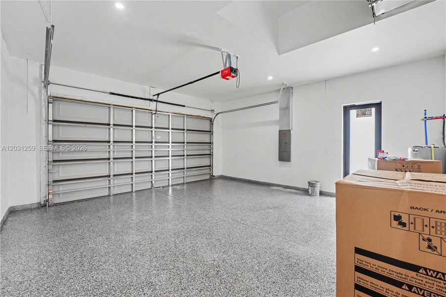Spacious, unfurnished interior of a new home in , Cape Coral (Image 27).