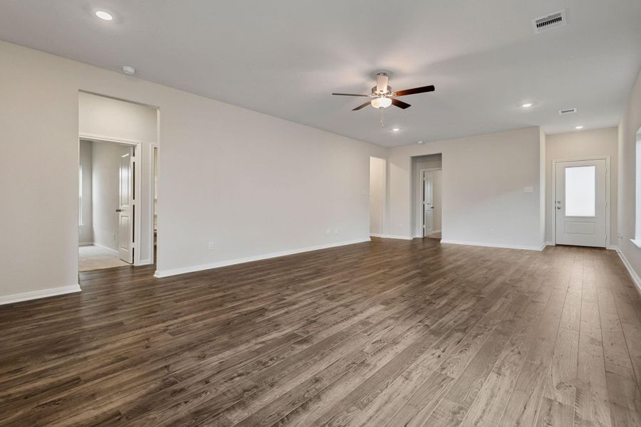 Spacious, unfurnished interior of a new home in Sweetwater Ridge, Conroe (Image 8).