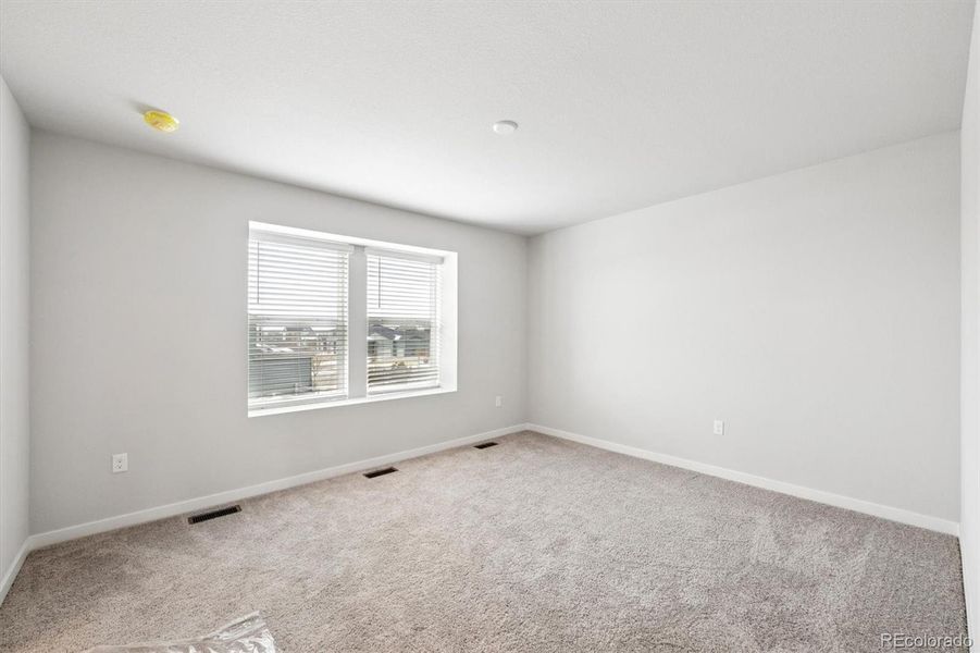 Spacious, unfurnished interior of a new home in Coyote Creek, Fort Lupton (Image 22).