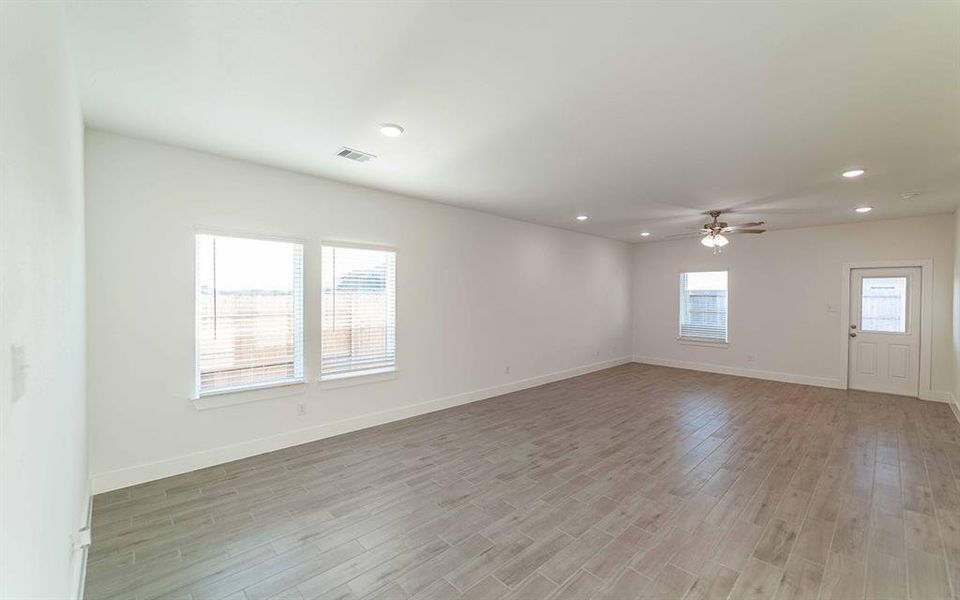 Spacious, unfurnished interior of a new home in River Ranch Meadows, Dayton (Image 14).