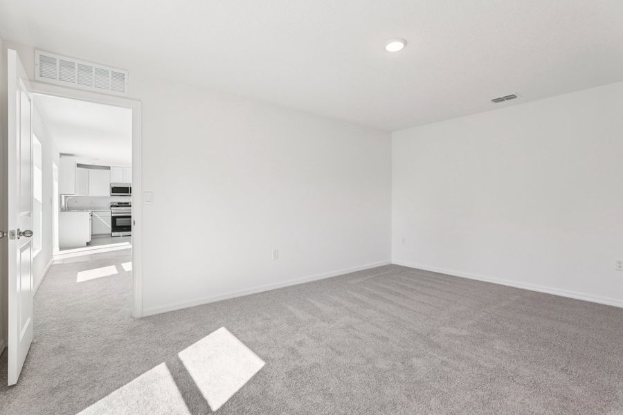 Spacious, unfurnished interior of a new home in Vero Lake Estates, Vero Beach (Image 12).
