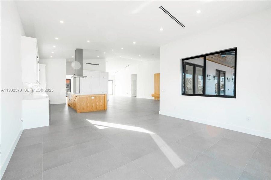 Spacious, unfurnished interior of a new home in , Marathon (Image 29).