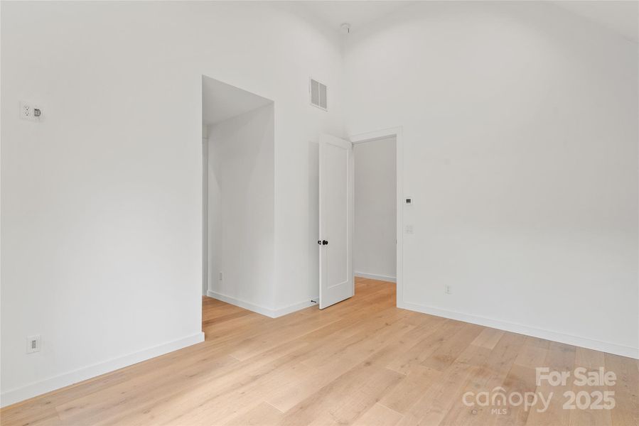 Spacious, unfurnished interior of a new home in , Asheville (Image 34).