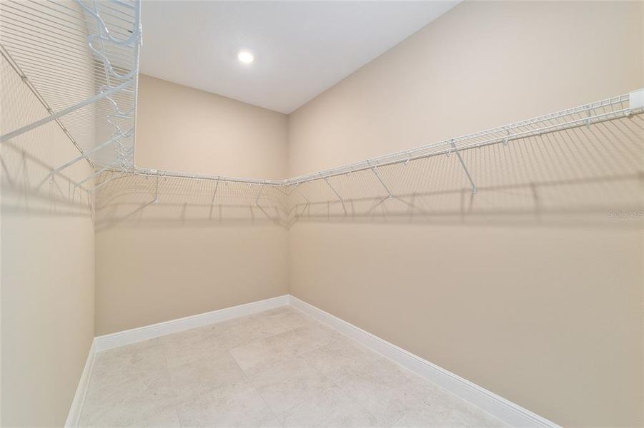 Spacious, unfurnished interior of a new home in , Ocala (Image 20).