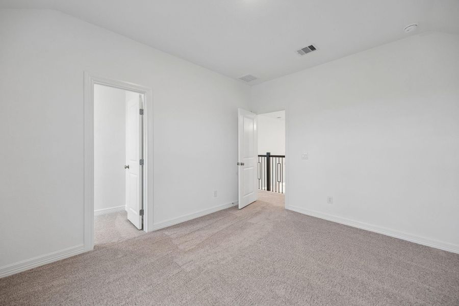 Spacious, unfurnished interior of a new home in Lago Mar, Texas City (Image 20).