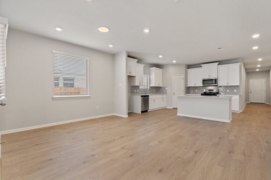 Spacious, unfurnished interior of a new home in Crosswinds, Kyle (Image 6).