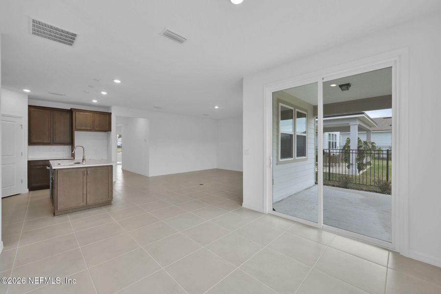 Spacious, unfurnished interior of a new home in Hyland Trail, Green Cove Springs (Image 29).