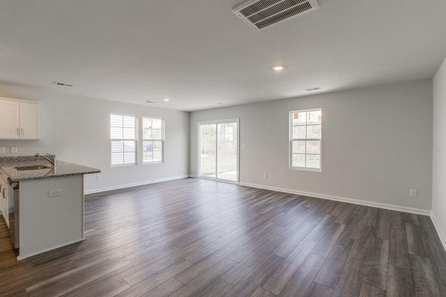 Spacious, unfurnished interior of a new home in Bluefield, Lexington (Image 16).