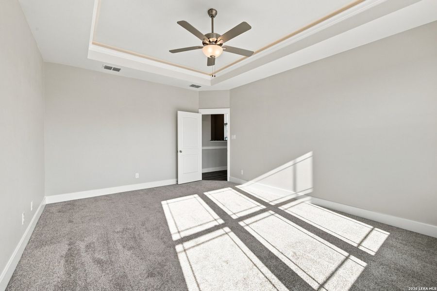 Spacious, unfurnished interior of a new home in Las Palomas Country Club Estates, La Vernia (Image 41).