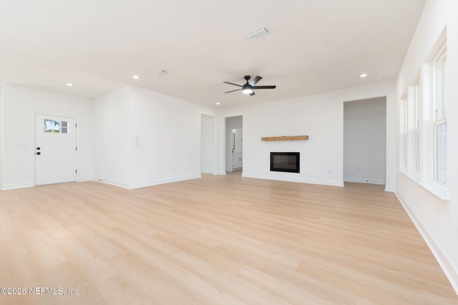 Spacious, unfurnished interior of a new home in , Palatka (Image 16).