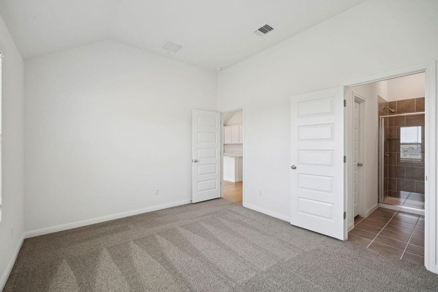 Spacious, unfurnished interior of a new home in Trinity Ranch, Elgin (Image 24).