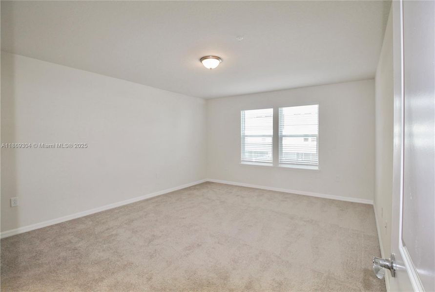 Spacious, unfurnished interior of a new home in , Clermont (Image 28).