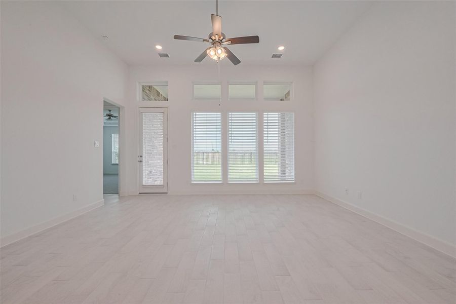 Spacious, unfurnished interior of a new home in Lago Mar, Texas City (Image 28).