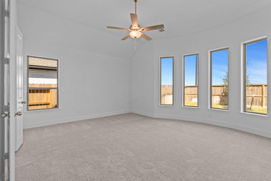 Spacious, unfurnished interior of a new home in Valencia 70', Manvel (Image 23).