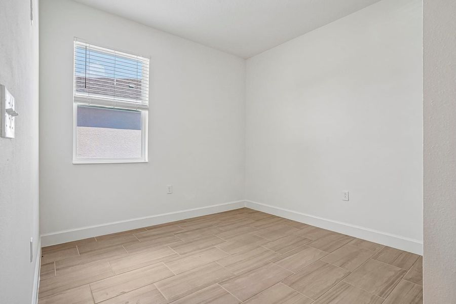Spacious, unfurnished interior of a new home in Oasis Reserve, Orlando (Image 18).
