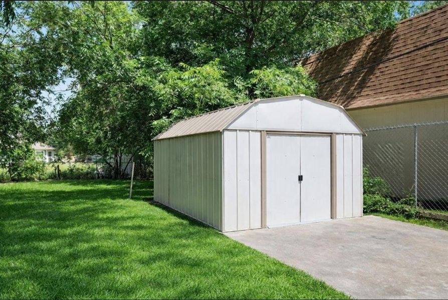 Exterior details and patio area of a home in , Mineral Wells (Image 3).