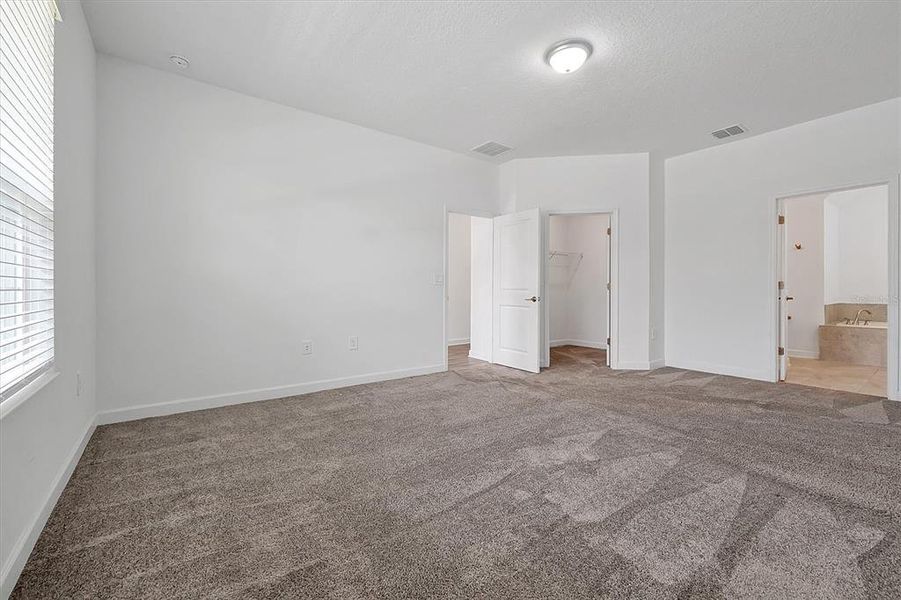 Spacious, unfurnished interior of a new home in , Orlando (Image 22).