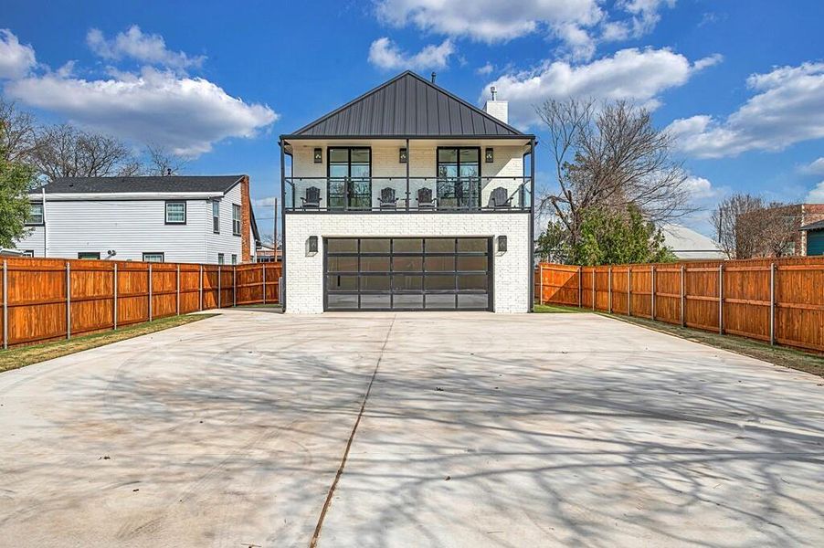 Exterior details and patio area of a home in , Waco (Image 28).