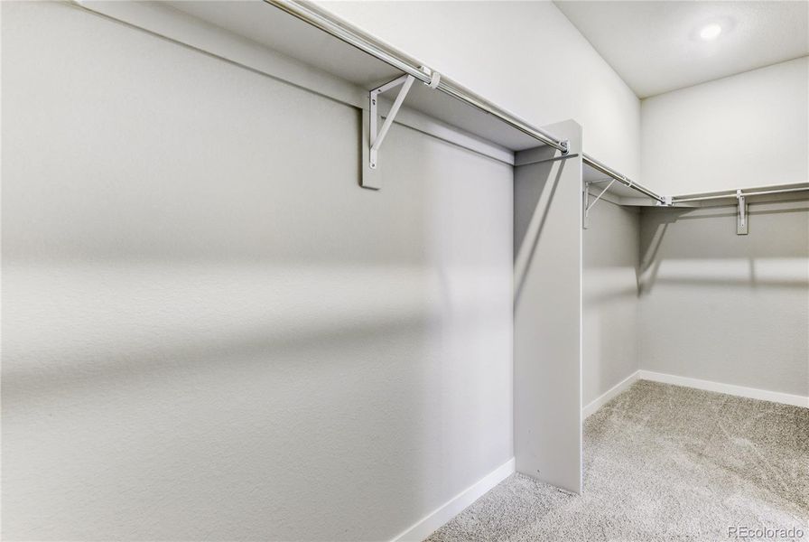 OWNER'S WALK-IN CLOSET