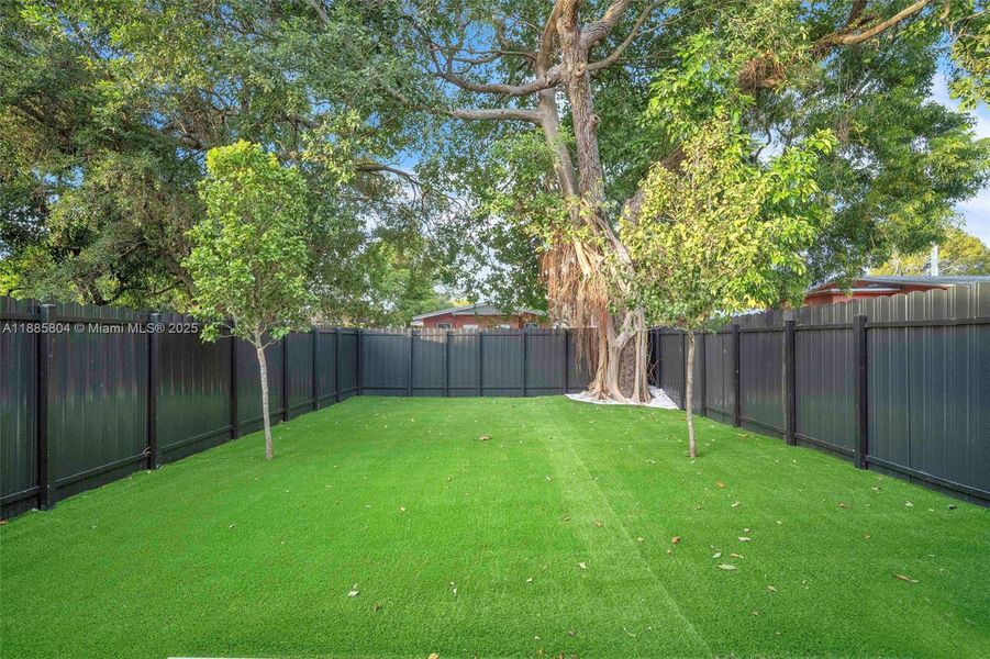 Exterior details and patio area of a home in , Miami (Image 40).
