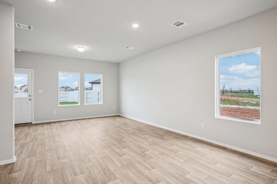 Spacious, unfurnished interior of a new home in Harvest Ridge, Elgin (Image 15).