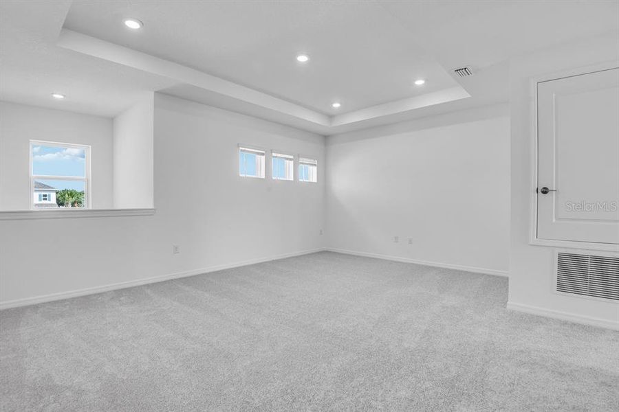 Spacious, unfurnished interior of a new home in Ardisia Park, New Smyrna Beach (Image 20).