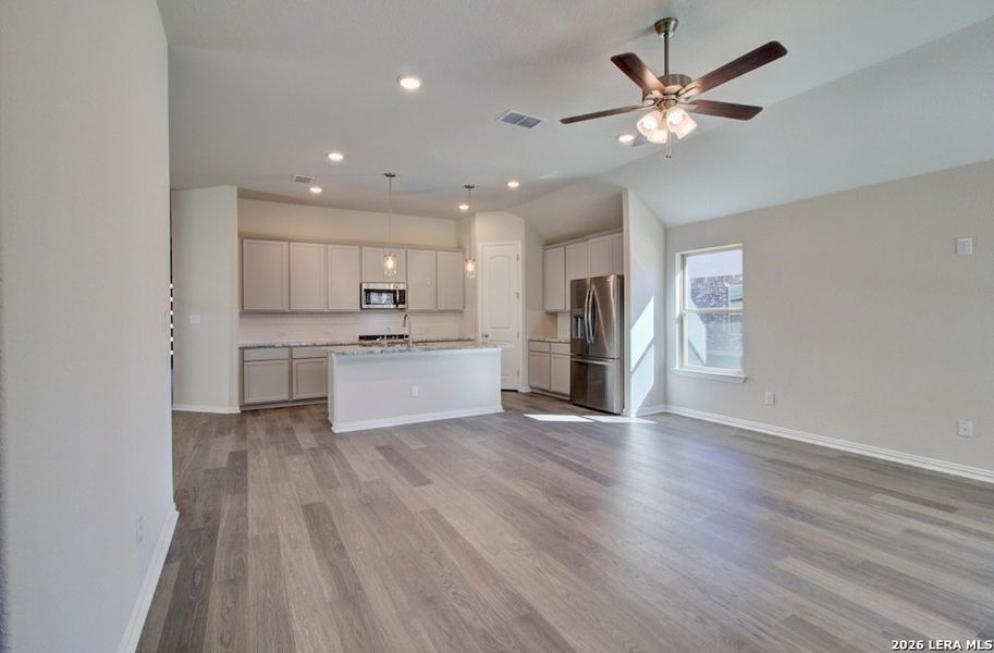 Spacious, unfurnished interior of a new home in Sunflower Ridge, New Braunfels (Image 24).