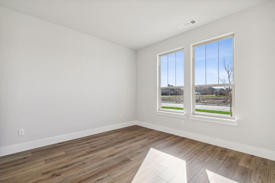 Spacious, unfurnished interior of a new home in Dove Hollow, Waxahachie (Image 16).