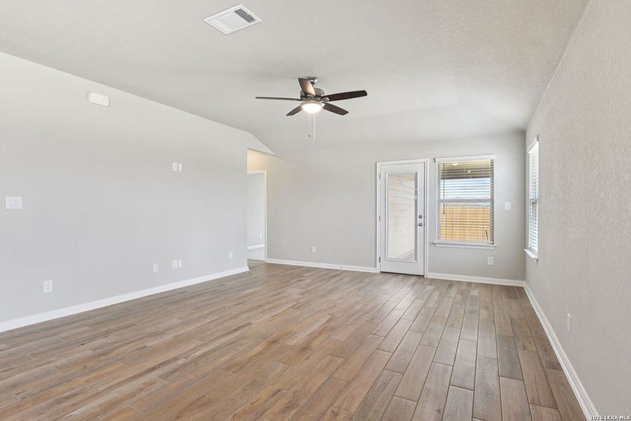 Spacious, unfurnished interior of a new home in Sagebrooke - Premier Series, San Antonio (Image 33).
