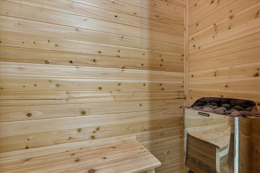 garage door opens to backyard, en suite bath and suana